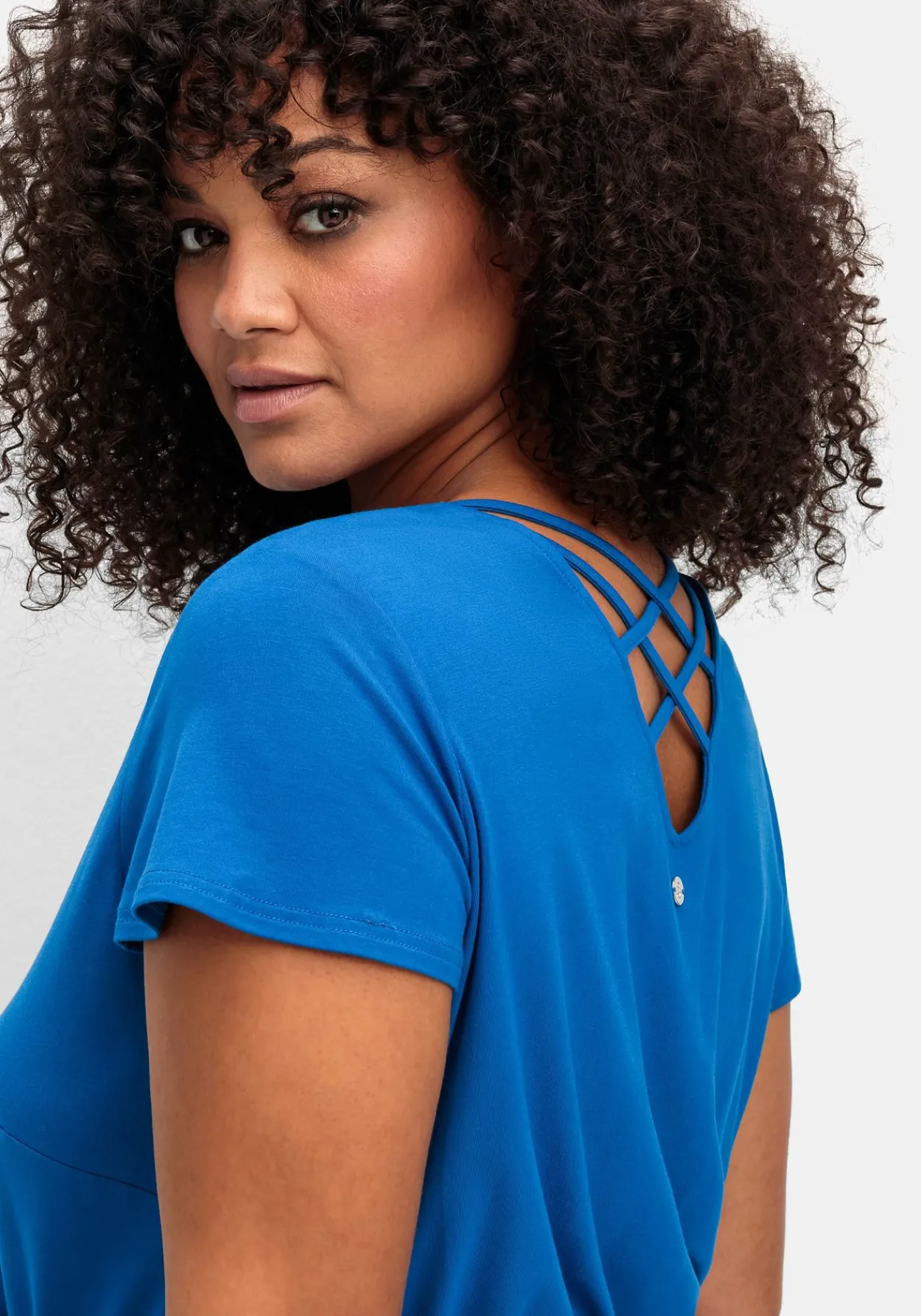 Kleid in Wickeloptik mit raffiniertem Rückenausschnitt<sheego Outlet