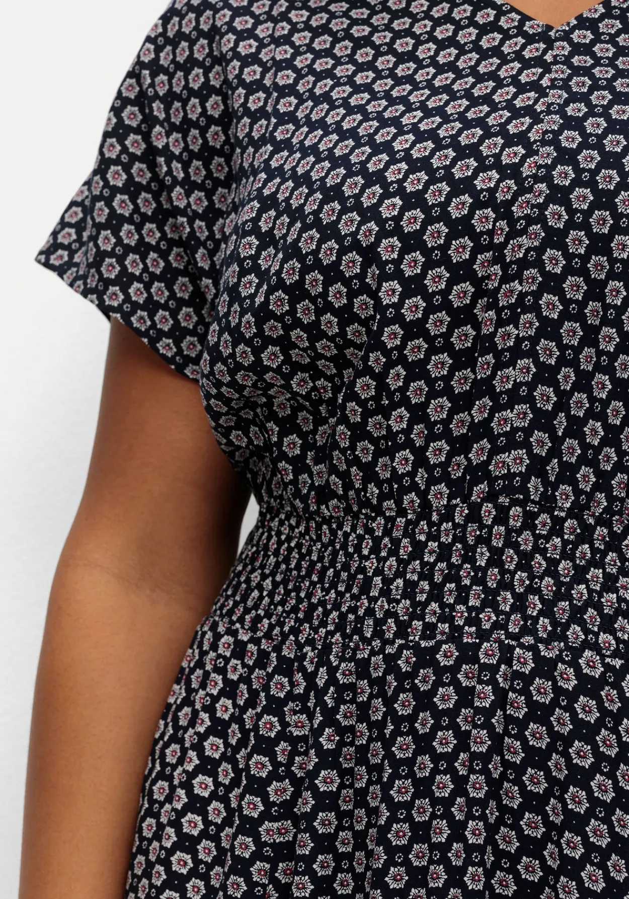 Kleid mit Blumenprint und Smokbund<sheego Outlet