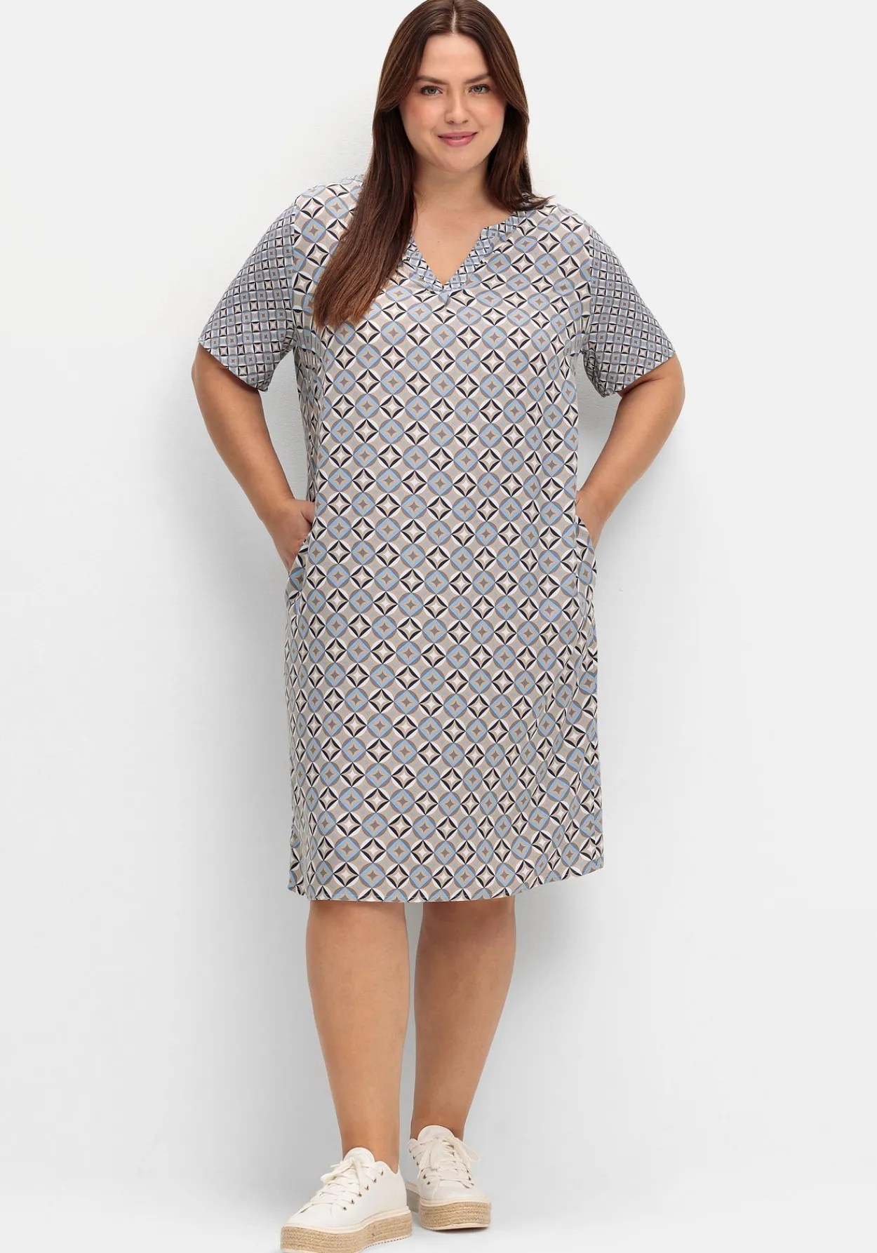 Kleid mit Grafikprint und Tunika-Ausschnitt<sheego Sale