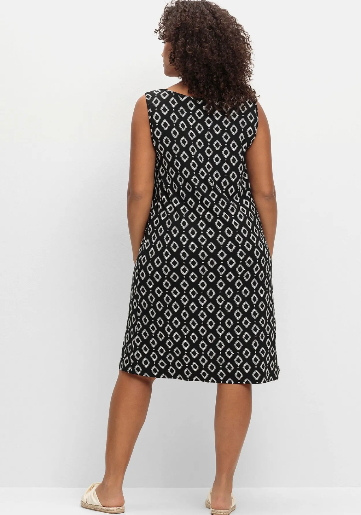 Knielanges Strandkleid mit Kellerfalte vorn<sheego Online