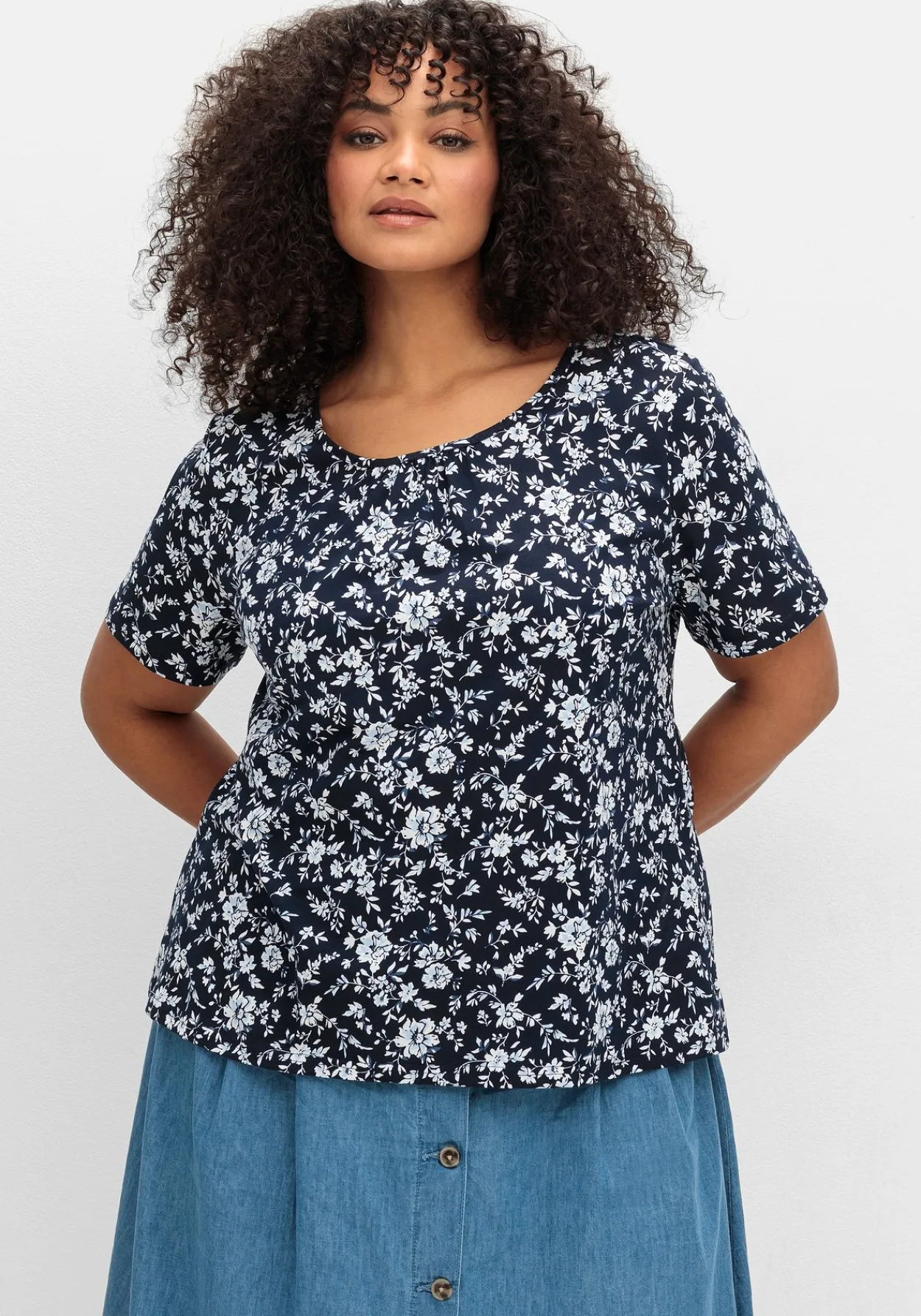 Kurzarmshirt mit Faltendetails am Rundhalsausschnitt<sheego Hot