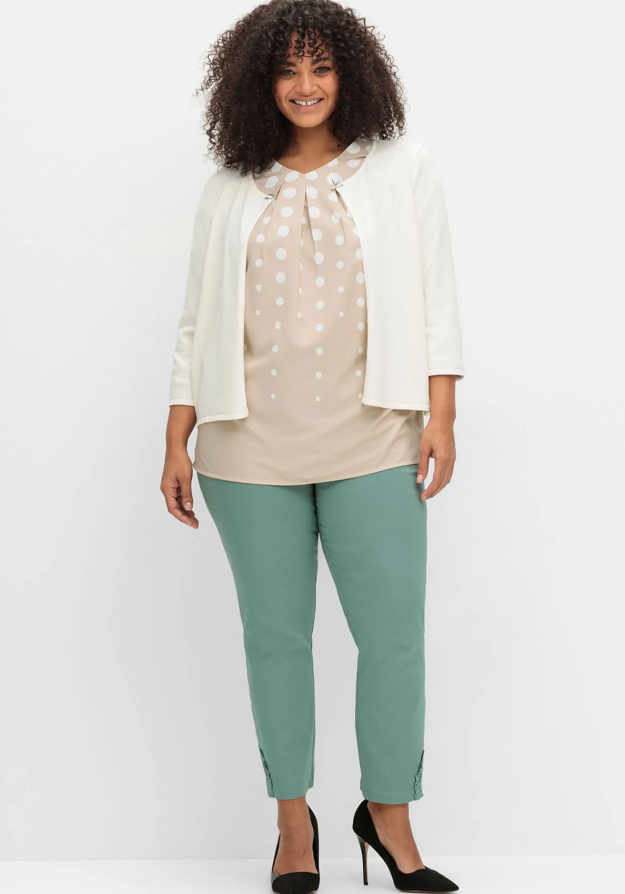 Kurze Strickjacke mit Zierspange am Ausschnitt<sheego Fashion