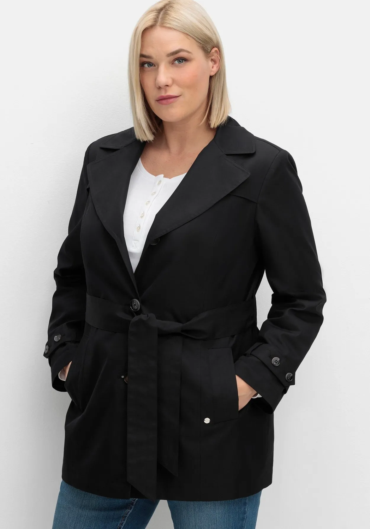 Kurzer Trenchcoat mit Gürtel, wasserabweisend<sheego Discount