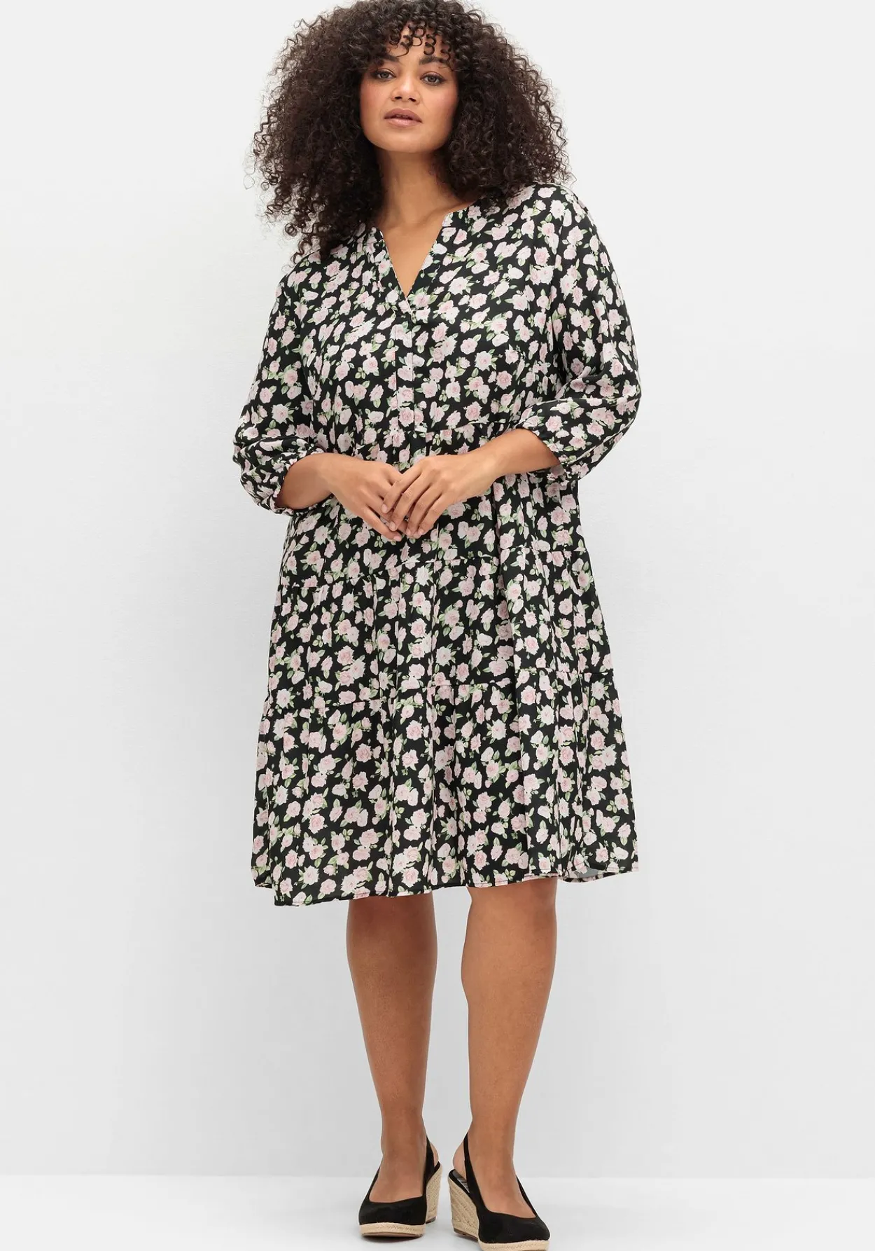 Kurzes Stufenkleid mit Blüten-Alloverdruck<sheego Outlet