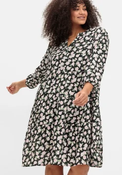 Kurzes Stufenkleid mit Blüten-Alloverdruck<sheego Outlet