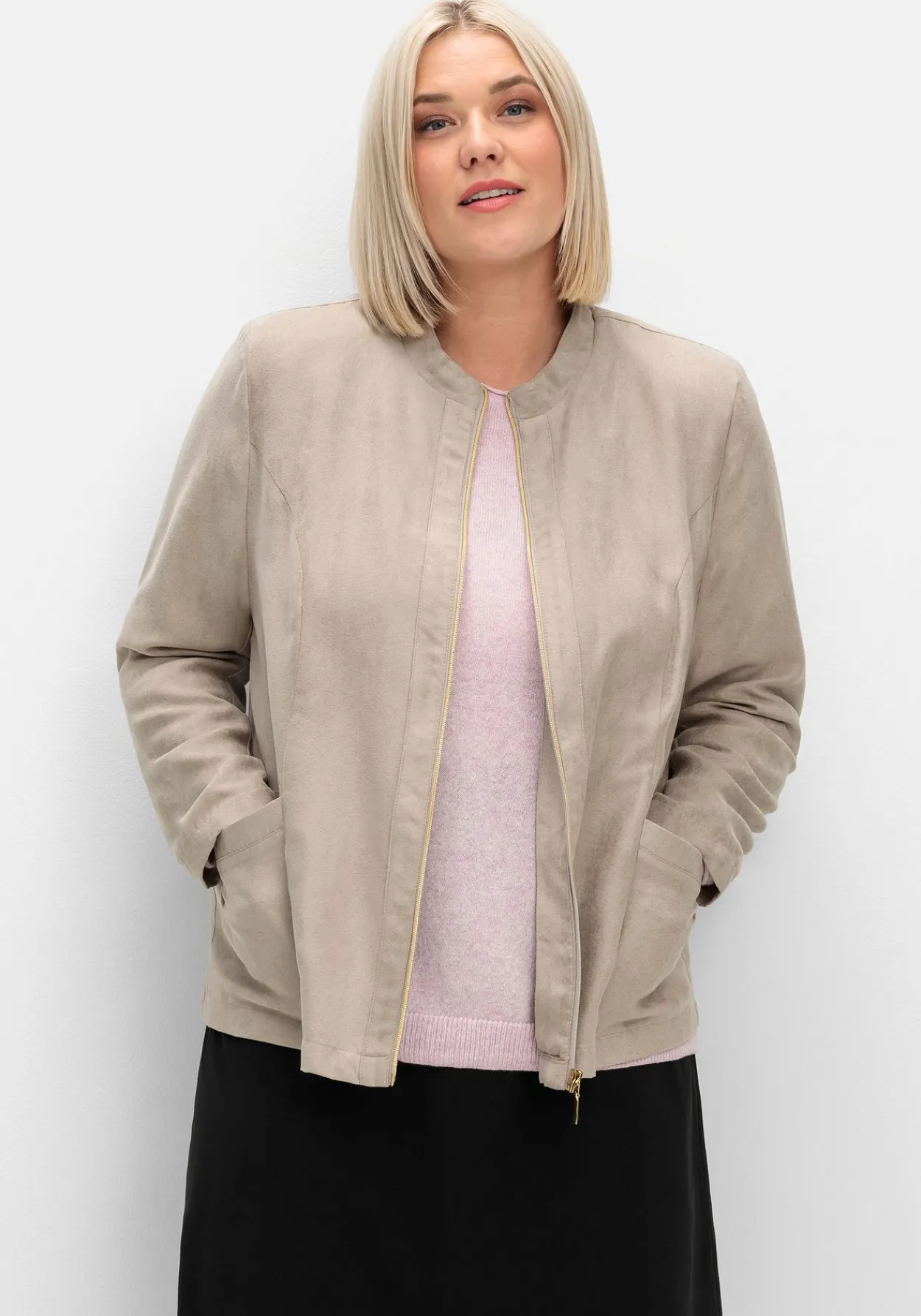 Kurzjacke in Velourslederoptik, mit Stehkragen<sheego Fashion