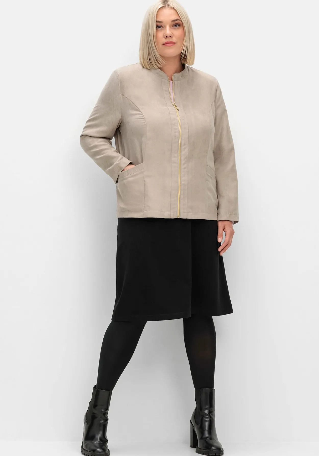 Kurzjacke in Velourslederoptik, mit Stehkragen<sheego Fashion