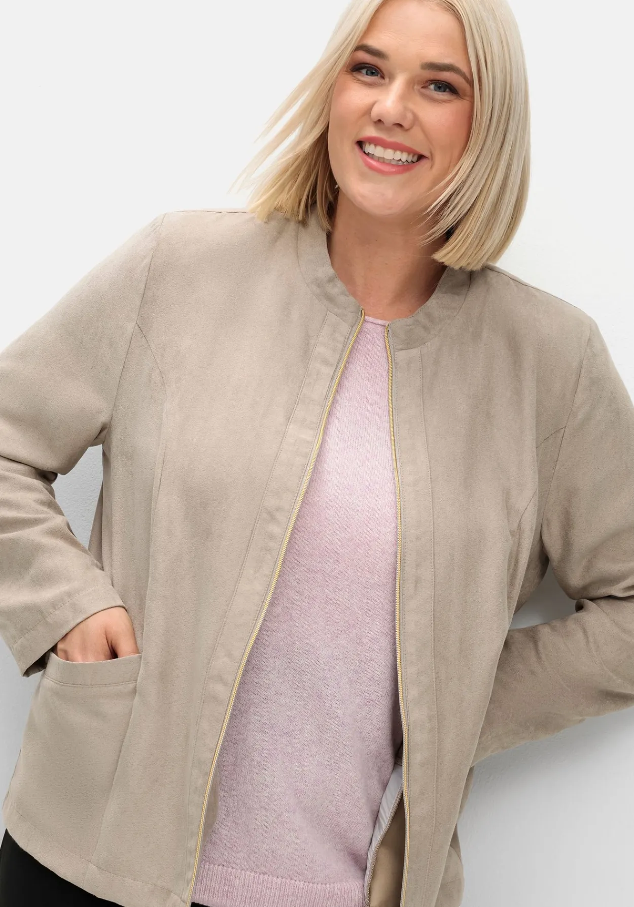 Kurzjacke in Velourslederoptik, mit Stehkragen<sheego Fashion