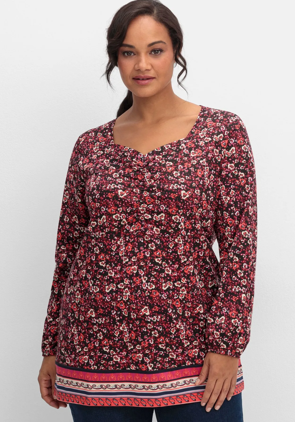 Langarmshirt mit Alloverprint und Herz-Ausschnitt<sheego Online