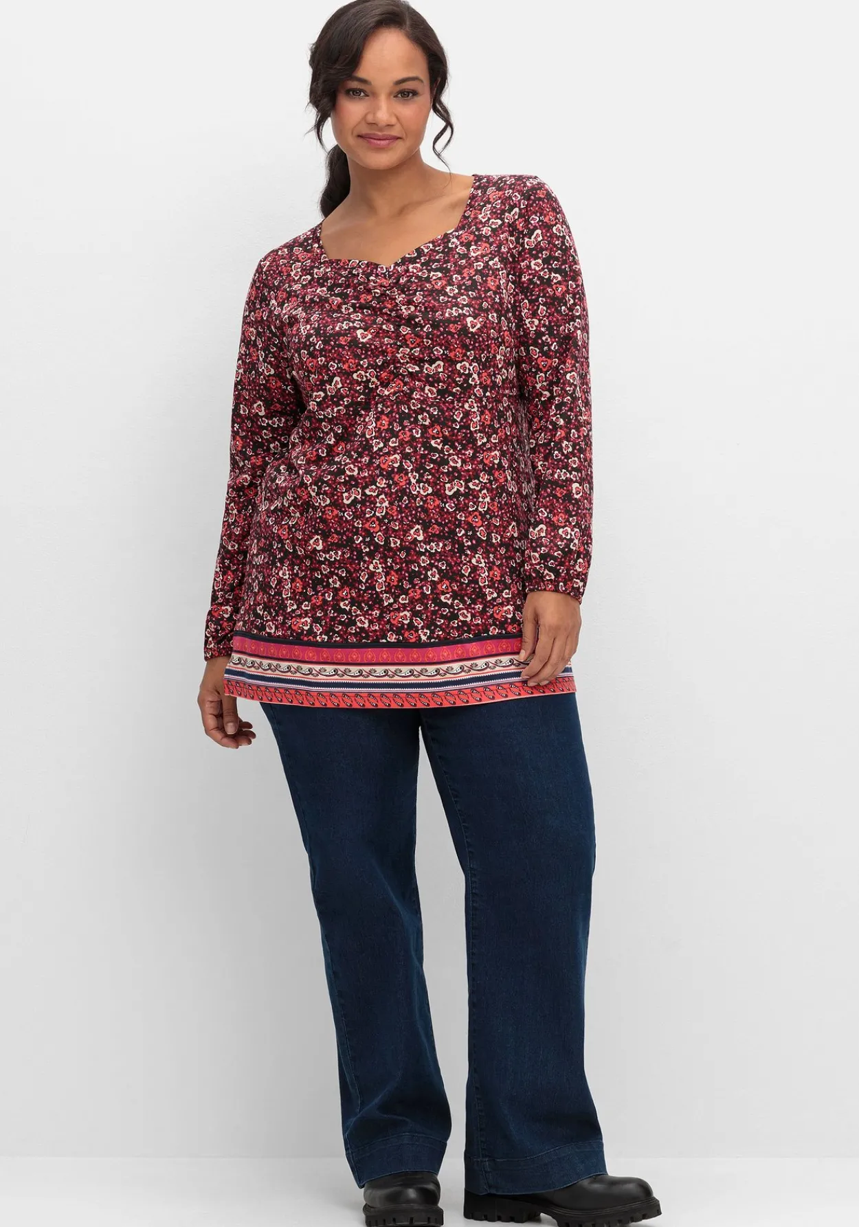 Langarmshirt mit Alloverprint und Herz-Ausschnitt<sheego Online