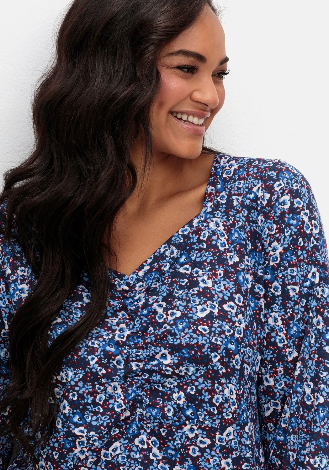 Langarmshirt mit Alloverprint und Herz-Ausschnitt<sheego Sale
