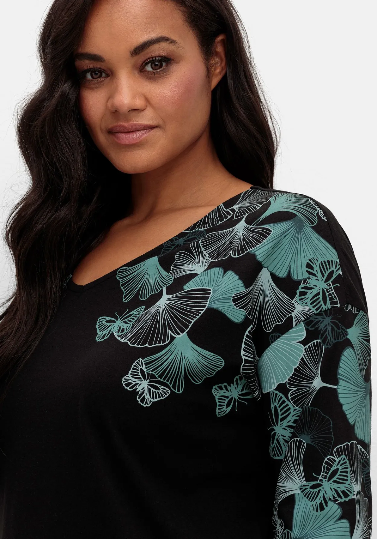 Langarmshirt mit V-Ausschnitt und Blätterdruck<sheego Fashion
