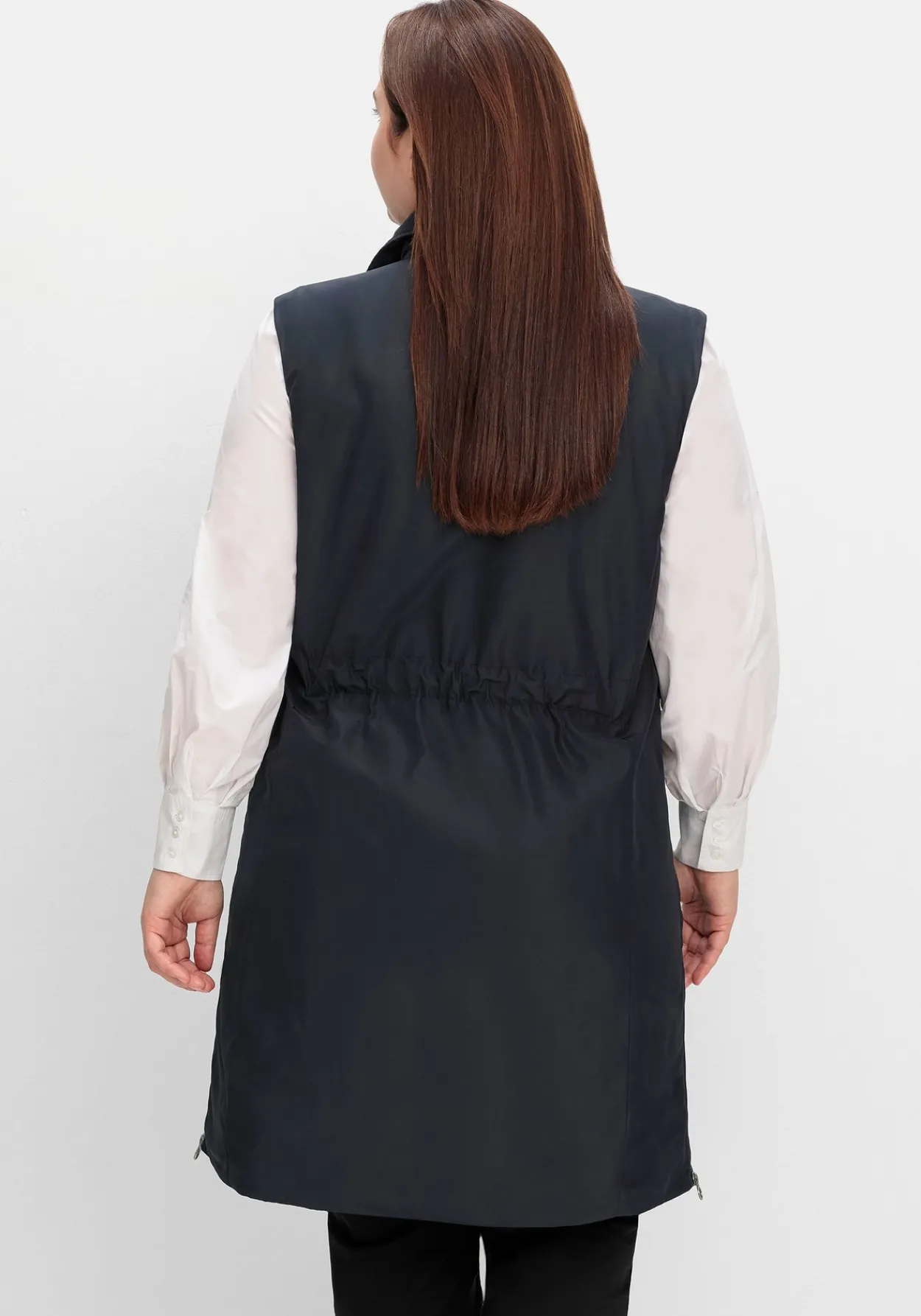 Lange Weste mit Tunnelzug hinten und Seitenzippern<sheego Fashion
