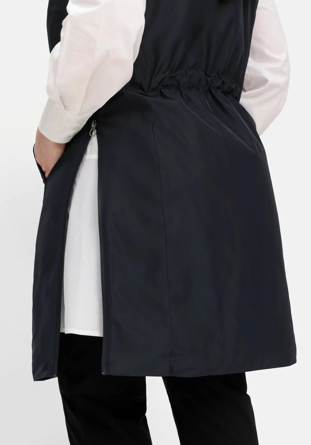 Lange Weste mit Tunnelzug hinten und Seitenzippern<sheego Fashion