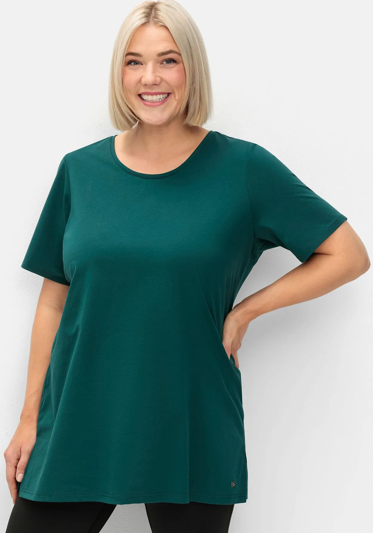 Langes Sportshirt in leicht taillierter Form<sheego Hot