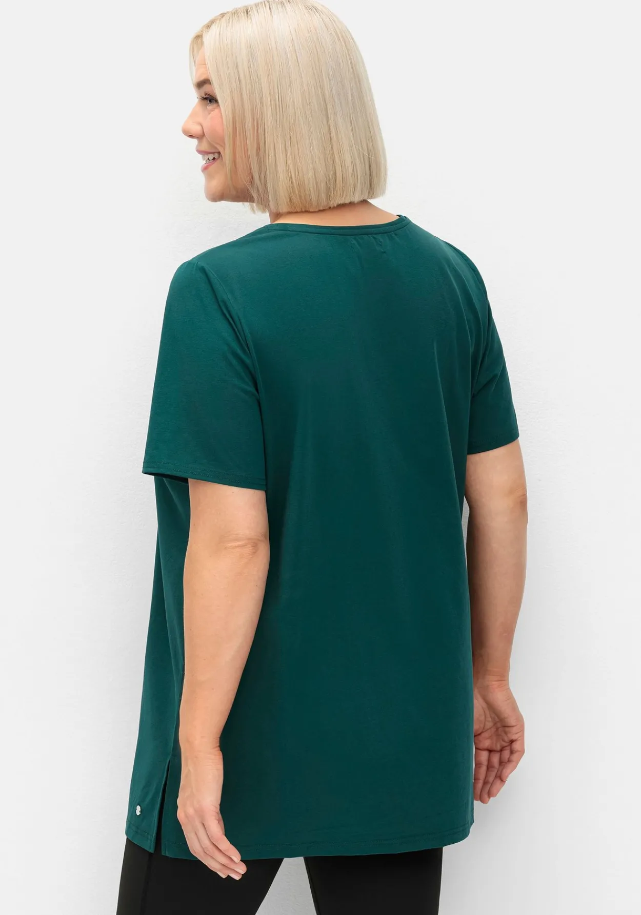 Langes Sportshirt in leicht taillierter Form<sheego Hot