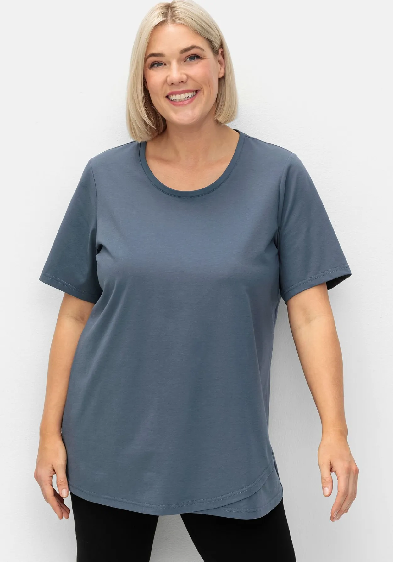 Langes Yogashirt in Lagenoptik, mit Lotusdruck hinten<sheego Discount