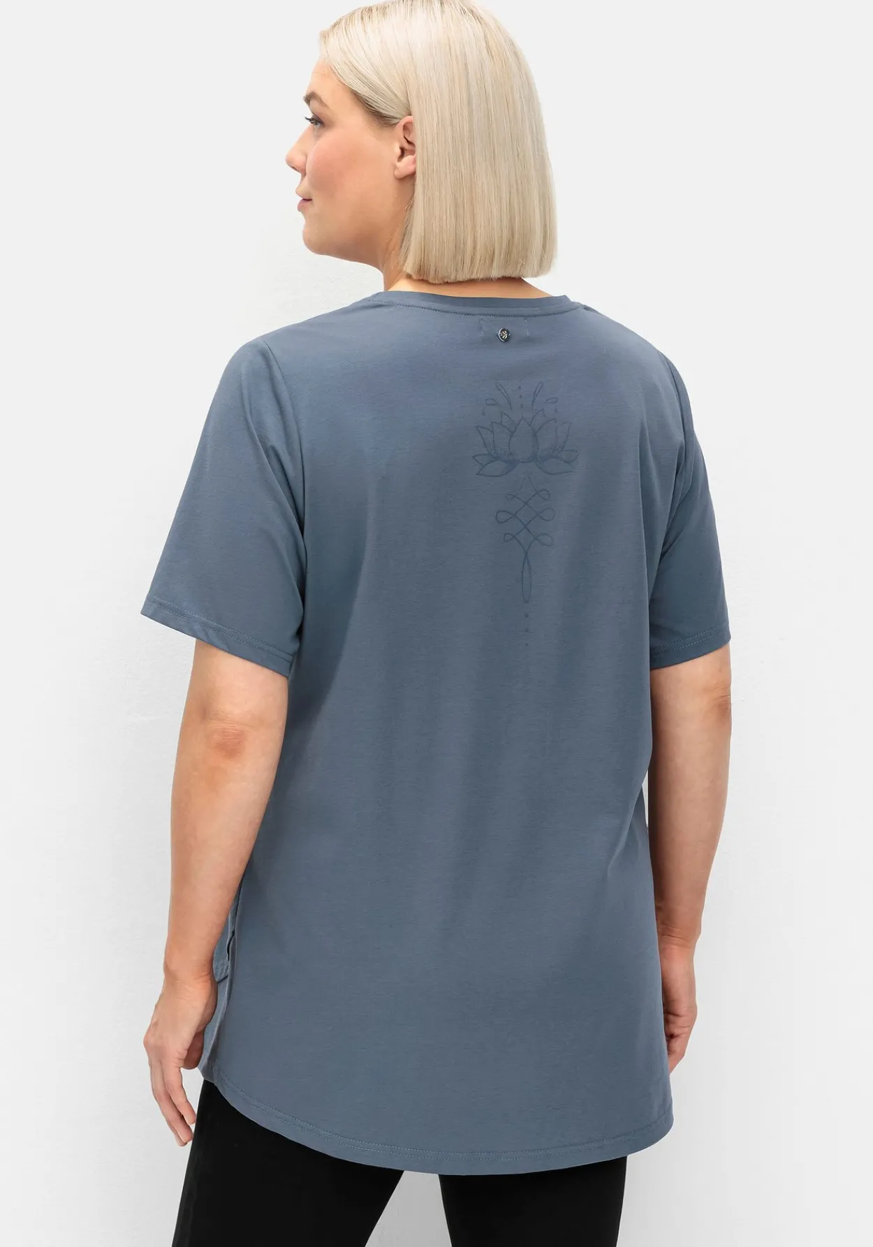 Langes Yogashirt in Lagenoptik, mit Lotusdruck hinten<sheego Discount