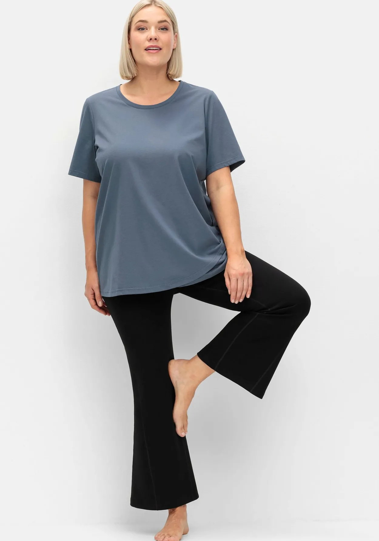 Langes Yogashirt in Lagenoptik, mit Lotusdruck hinten<sheego Discount