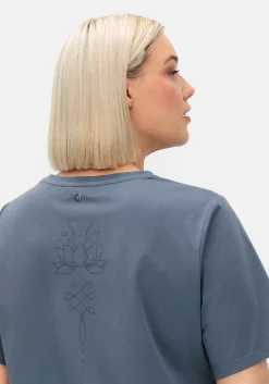 Langes Yogashirt in Lagenoptik, mit Lotusdruck hinten<sheego Discount