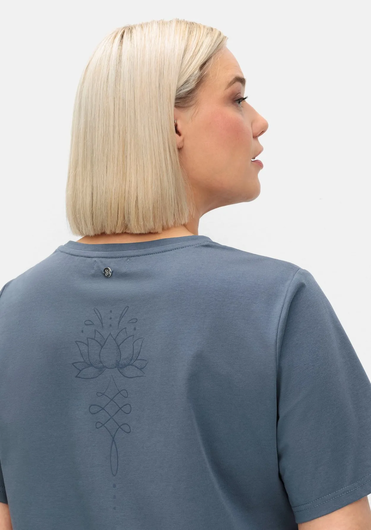 Langes Yogashirt in Lagenoptik, mit Lotusdruck hinten<sheego Discount