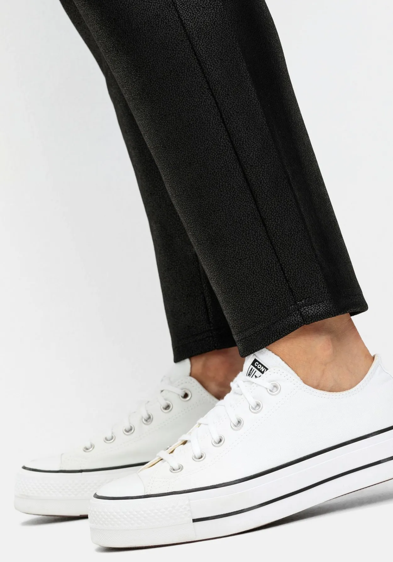 Leggings aus leicht glänzendem Lederimitat<sheego Fashion