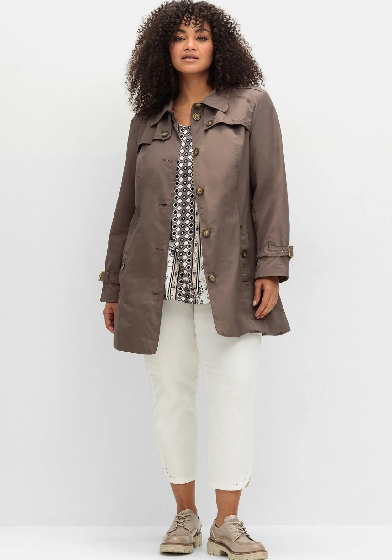 Leicht glänzende Longjacke im Trenchcoat-Stil<sheego Hot