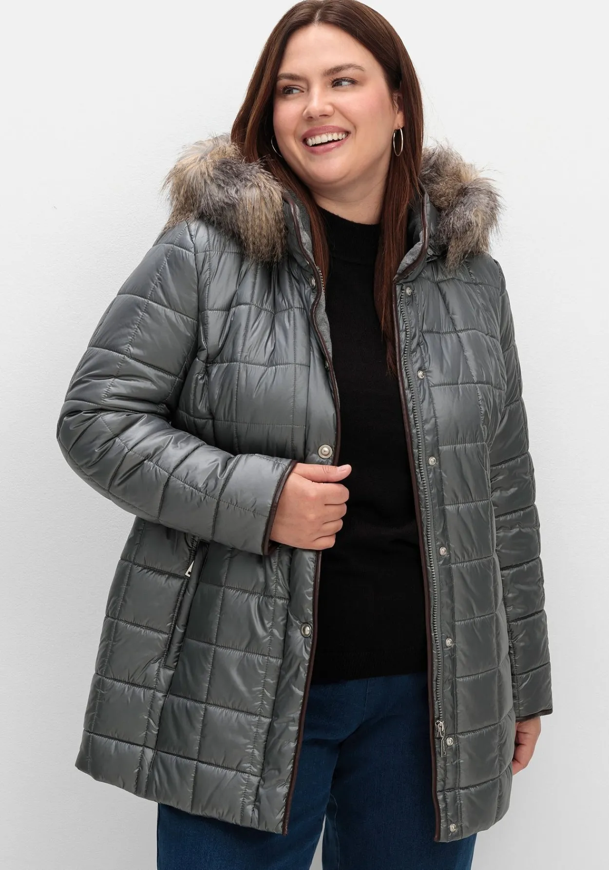 Leicht glänzende Steppjacke mit Kunstfell-Kapuze<sheego New