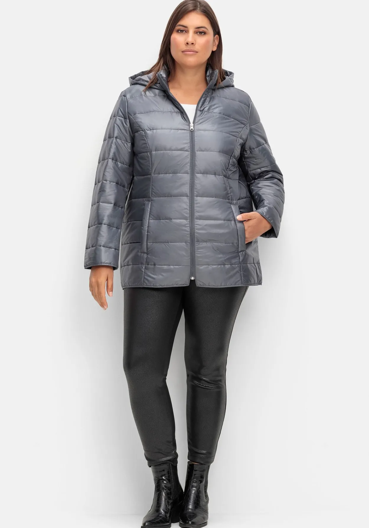 Leicht wattierte Steppjacke mit Kapuze<sheego Outlet
