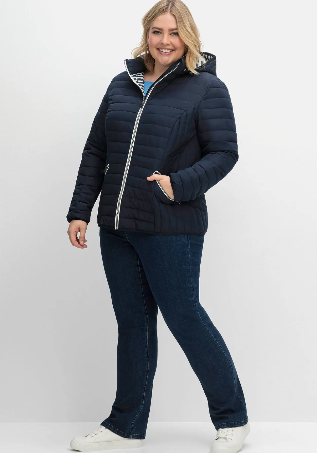 Leichte Steppjacke mit abnehmbarer Kapuze<sheego Sale