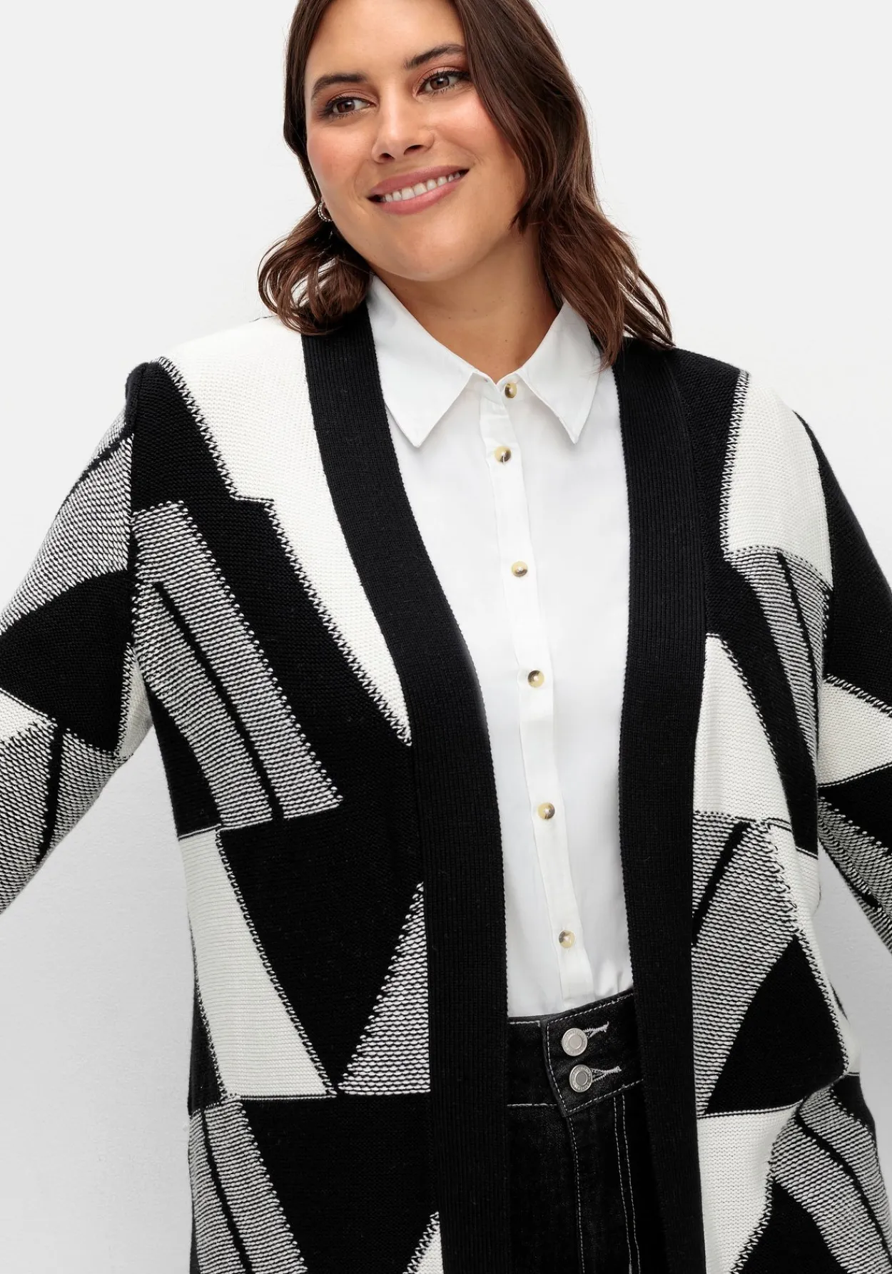 Longstrickjacke mit grafischem Jacquardmuster<sheego Online