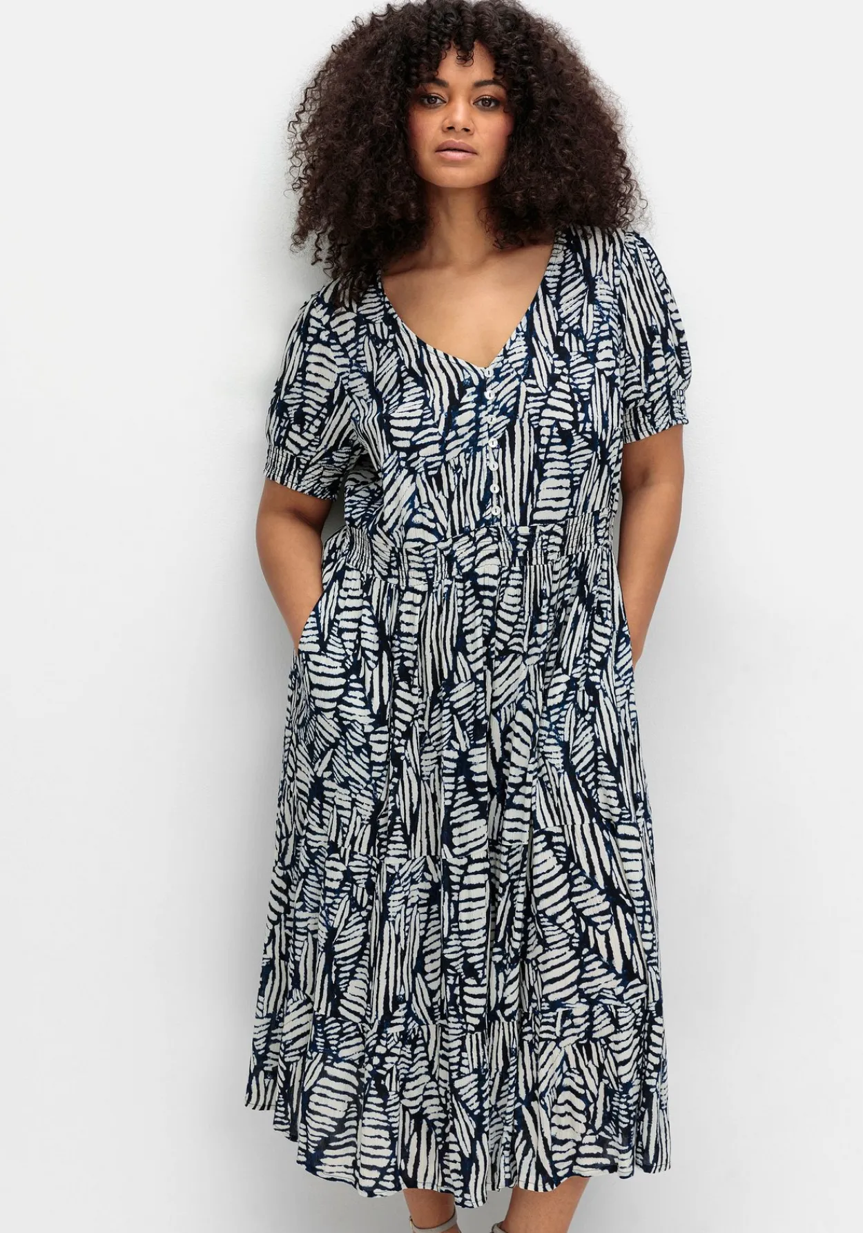 Maxikleid mit Grafikprint und Volantsaum<sheego by Joe Browns Online