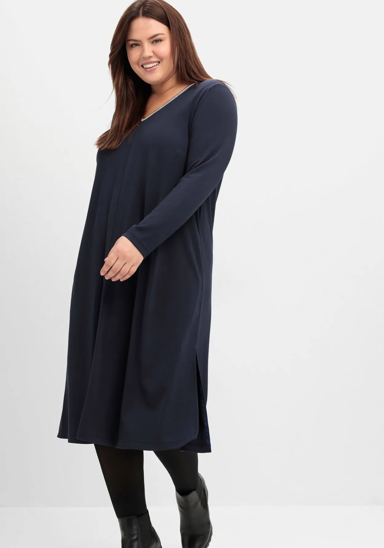 Midikleid in A-Linie, mit Perlendeko am Ausschnitt<sheego Outlet
