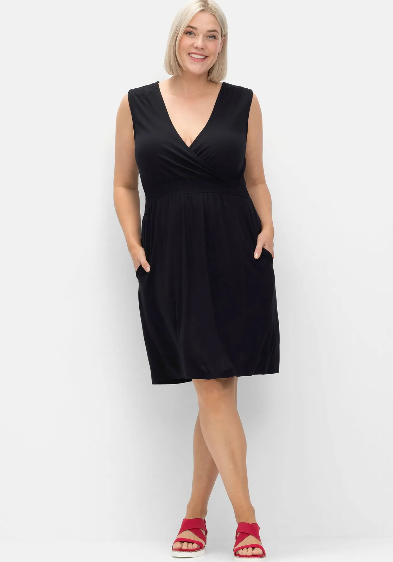 Ärmelloses Kleid in Wickeloptik mit gesmokten Details<sheego Discount