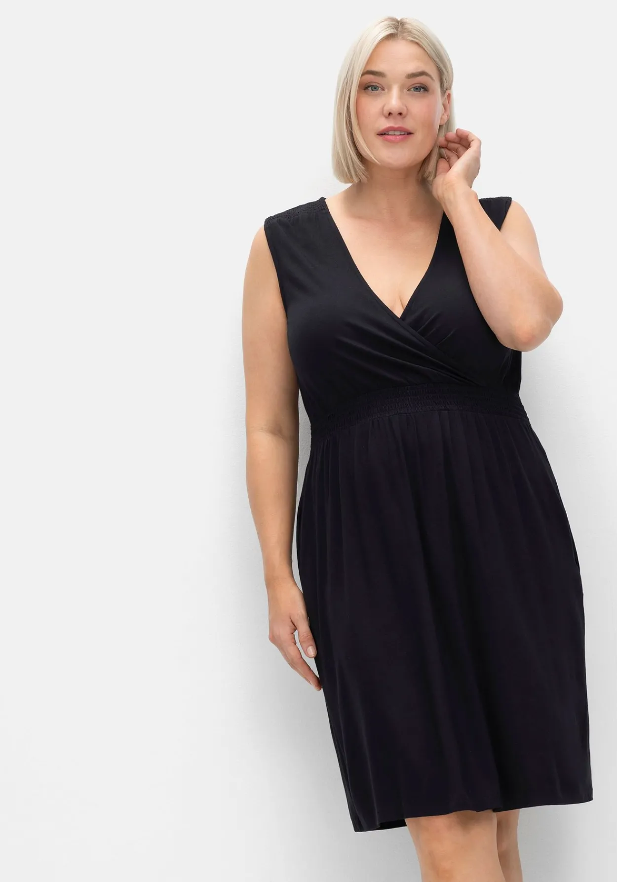 Ärmelloses Kleid in Wickeloptik mit gesmokten Details<sheego Discount