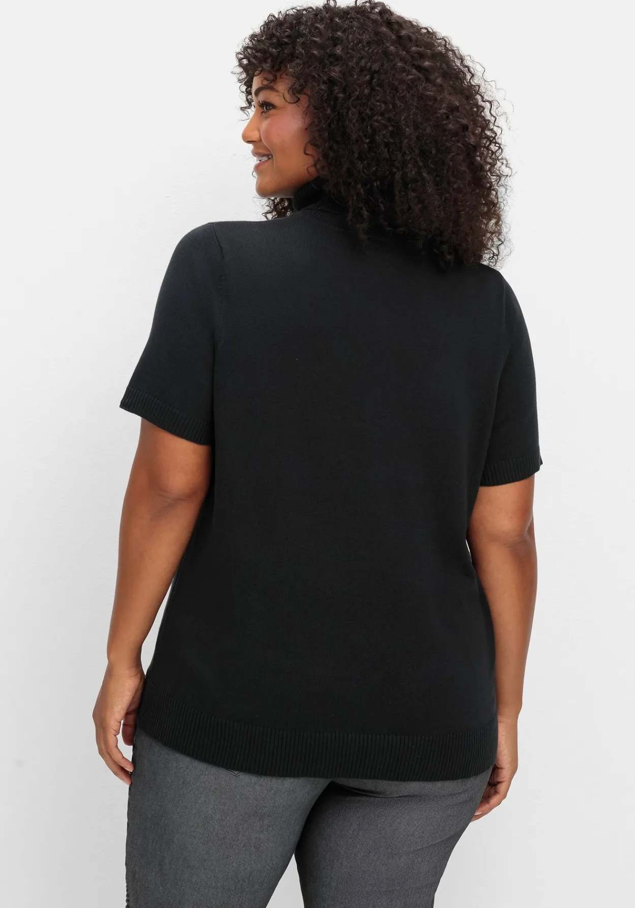 Rollkragenpullover mit kurzen Armen, in figurnaher Form<sheego Hot