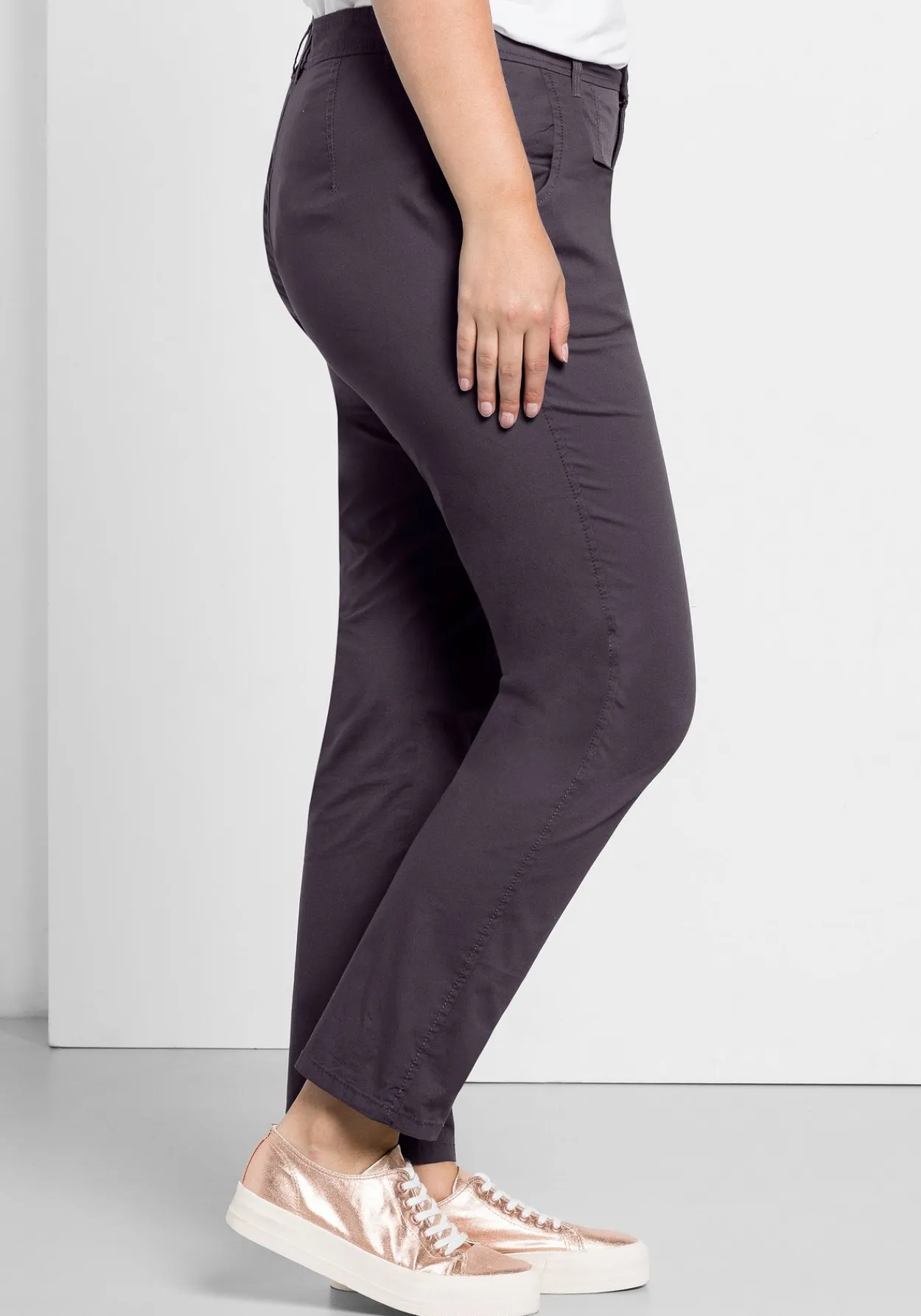 Schmal zulaufende Chinohose mit Bundfalten<sheego Online
