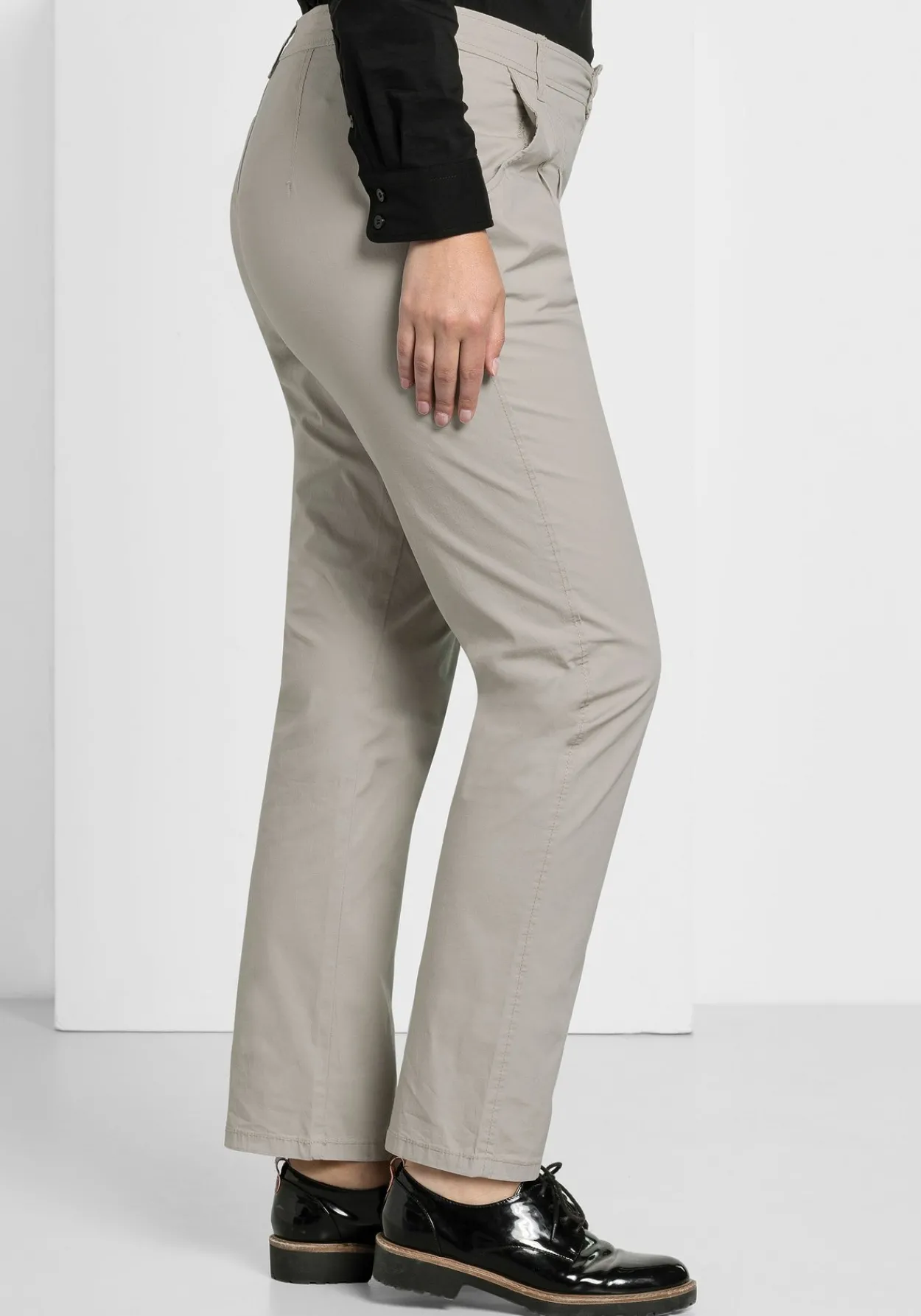 Schmal zulaufende Chinohose mit Bundfalten<sheego Sale