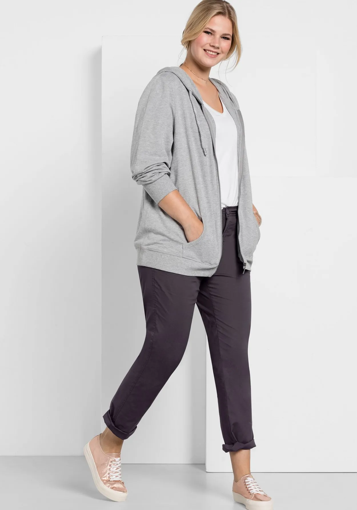 Schmal zulaufende Chinohose mit Bundfalten<sheego Online