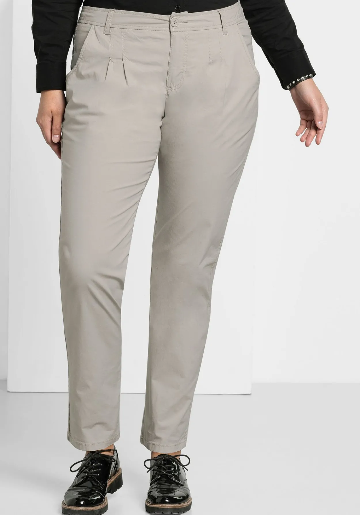 Schmal zulaufende Chinohose mit Bundfalten<sheego Sale