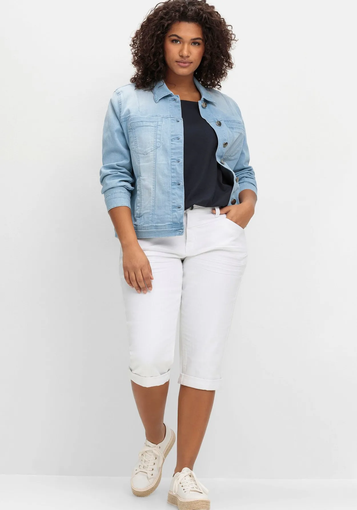 Schmale Caprijeans mit Used-Effekten<sheego Hot
