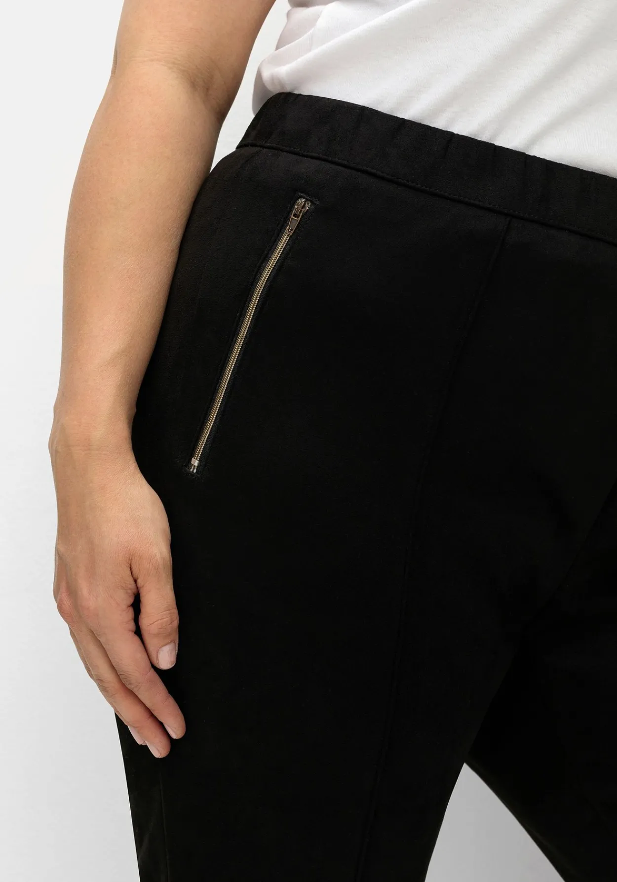 Schmale Hose in Velourslederoptik, mit Stretchbund<sheego Online
