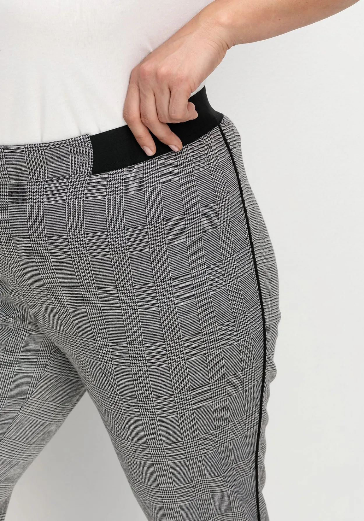 Schmale Hose mit grafischem Muster und Stretchbund<sheego Discount