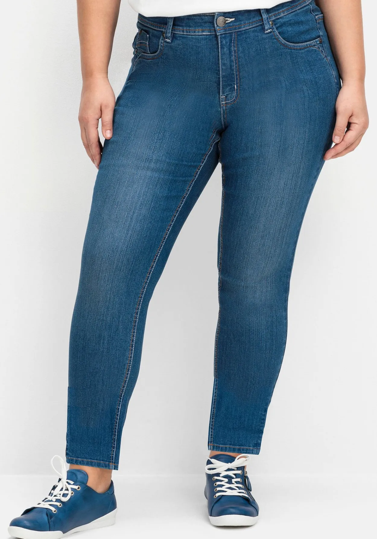 Schmale Jeans mit Kontrastnähten<sheego Fashion
