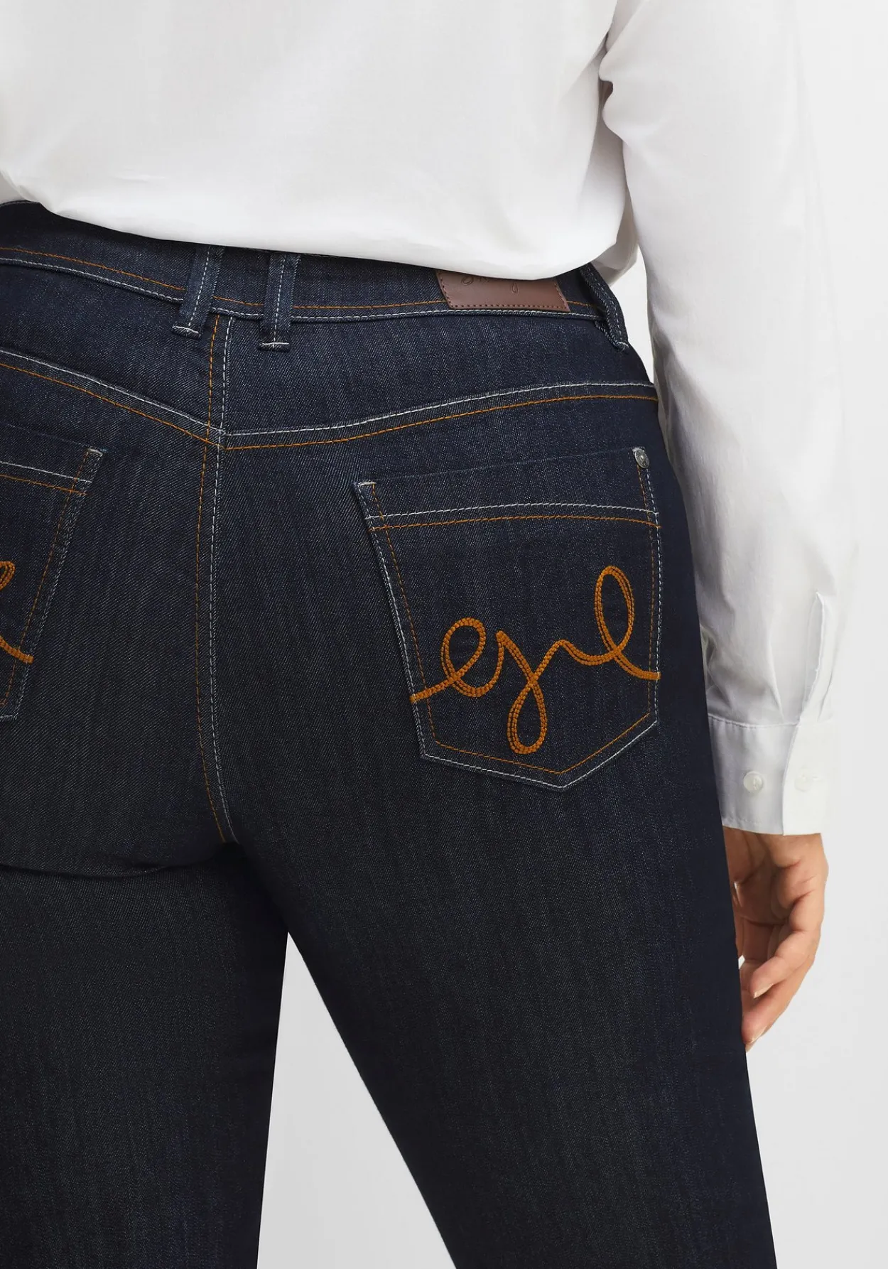 Schmale Jeans mit Kontrastnähten<sheego Discount