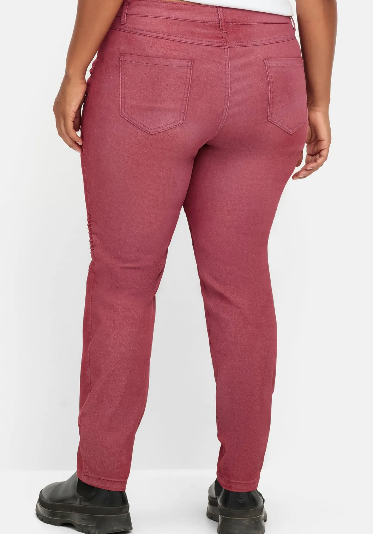 Schmale Jeans mit Ziernieten und Biesen<sheego Outlet