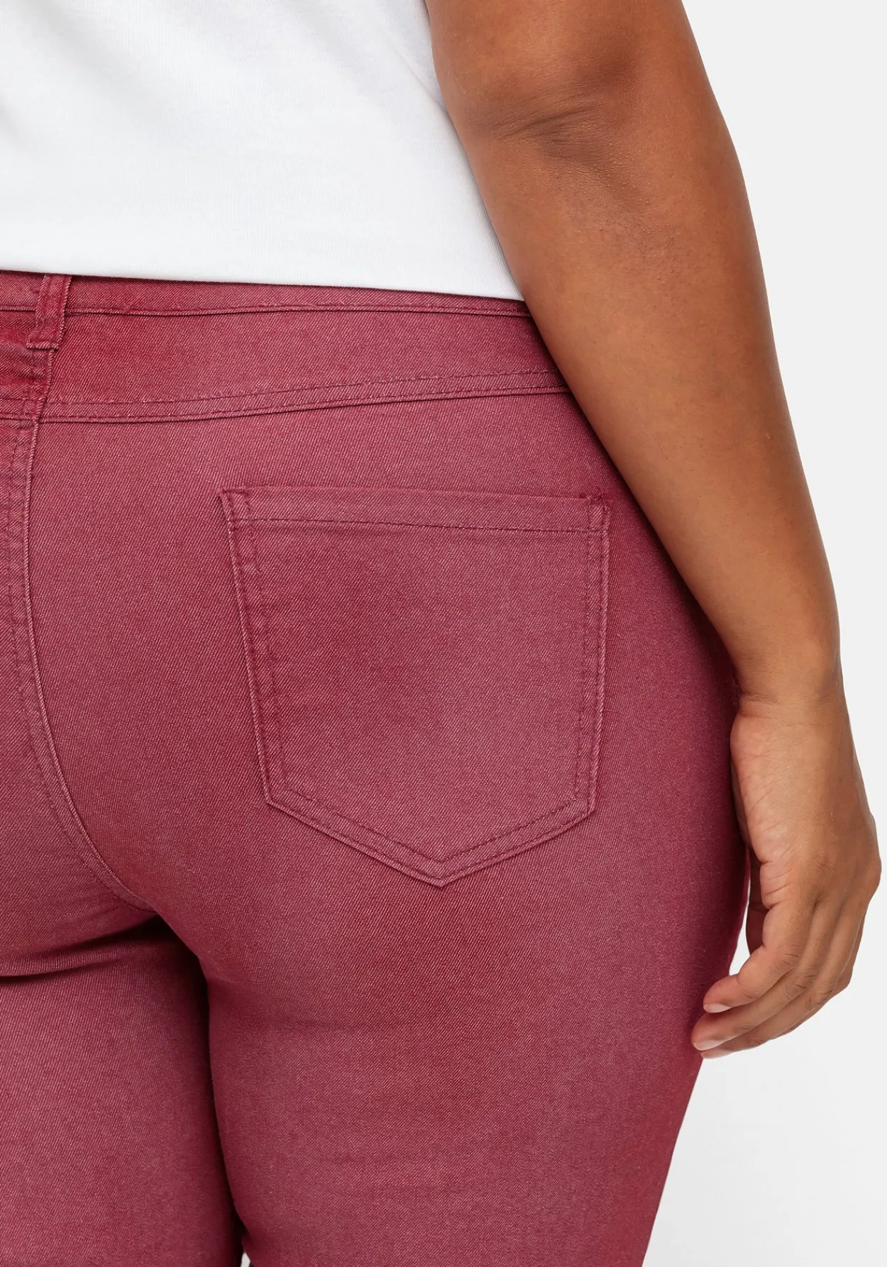 Schmale Jeans mit Ziernieten und Biesen<sheego Outlet