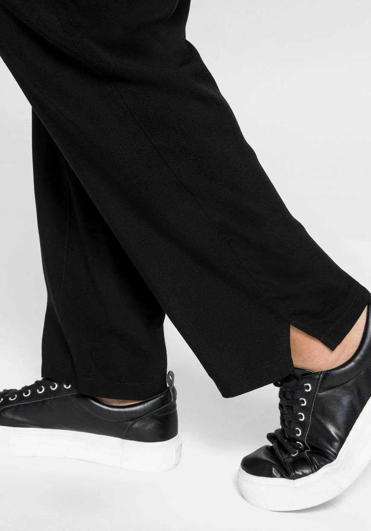 Schmale Joggpants mit Schlupfbund und Eingrifftaschen<sheego Hot