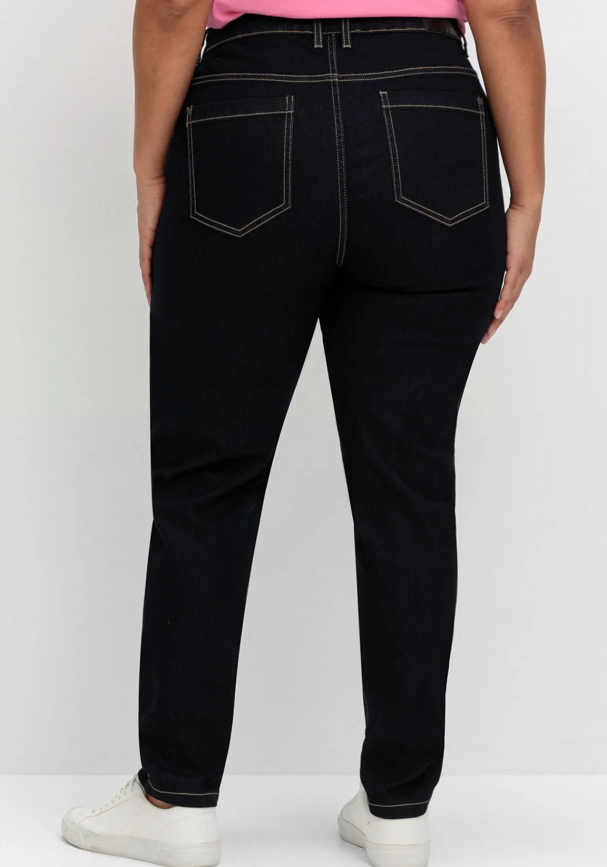 Schmale 5-Pocket-Jeans in cleaner Optik<sheego Hot