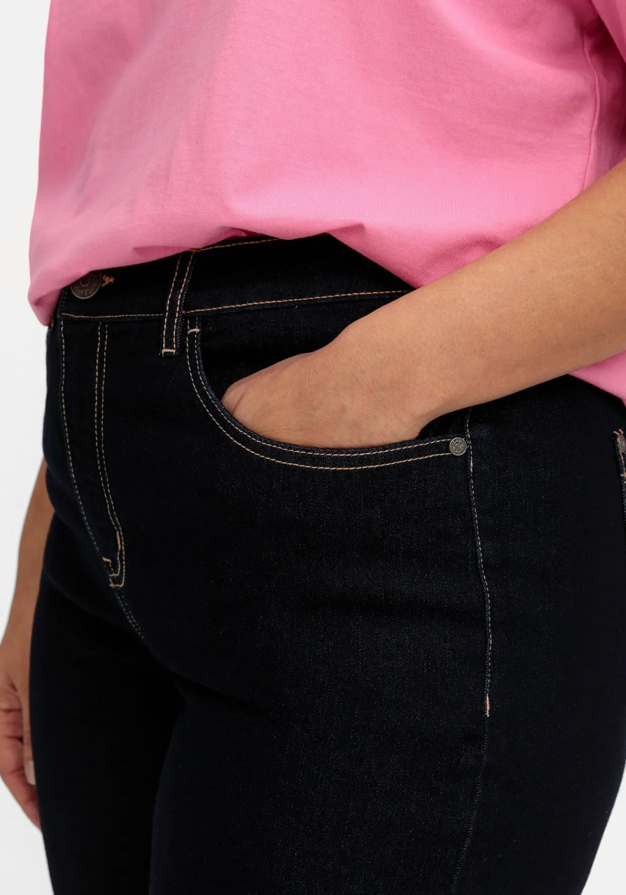 Schmale 5-Pocket-Jeans in cleaner Optik<sheego Hot